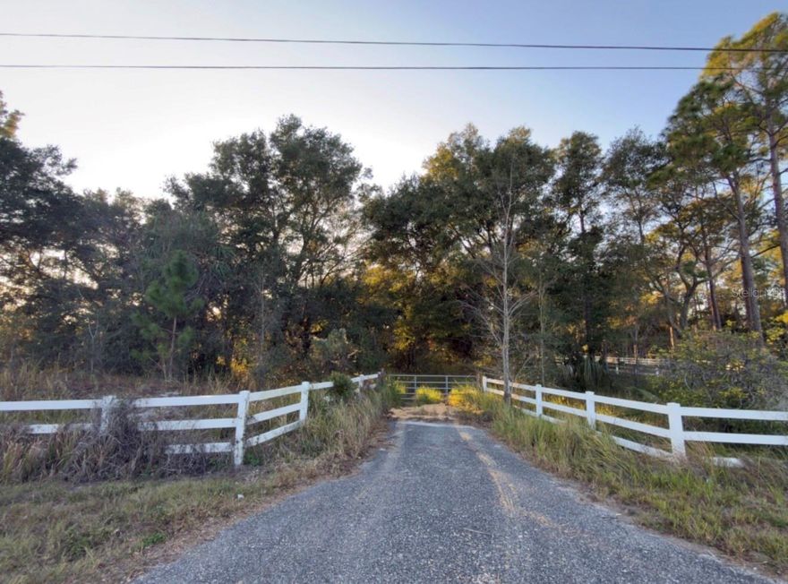 The nicest 10.45-acre parcel available, with an enclosed concrete floor workshop. 

Location 
- High elevation  
- Electrically equipped  
- Private well  
- Fully fenced   

There is approximately a 4,000-square-foot home dirt pad on-site. High and dry, size 330x1366x330x1366. Great ground, good pasture for horses and cows. Short distance to shopping and I-75. Nice homes on both sides. Small pond in the back. Easy to see, just make an appointment to see! Sellers motivated!