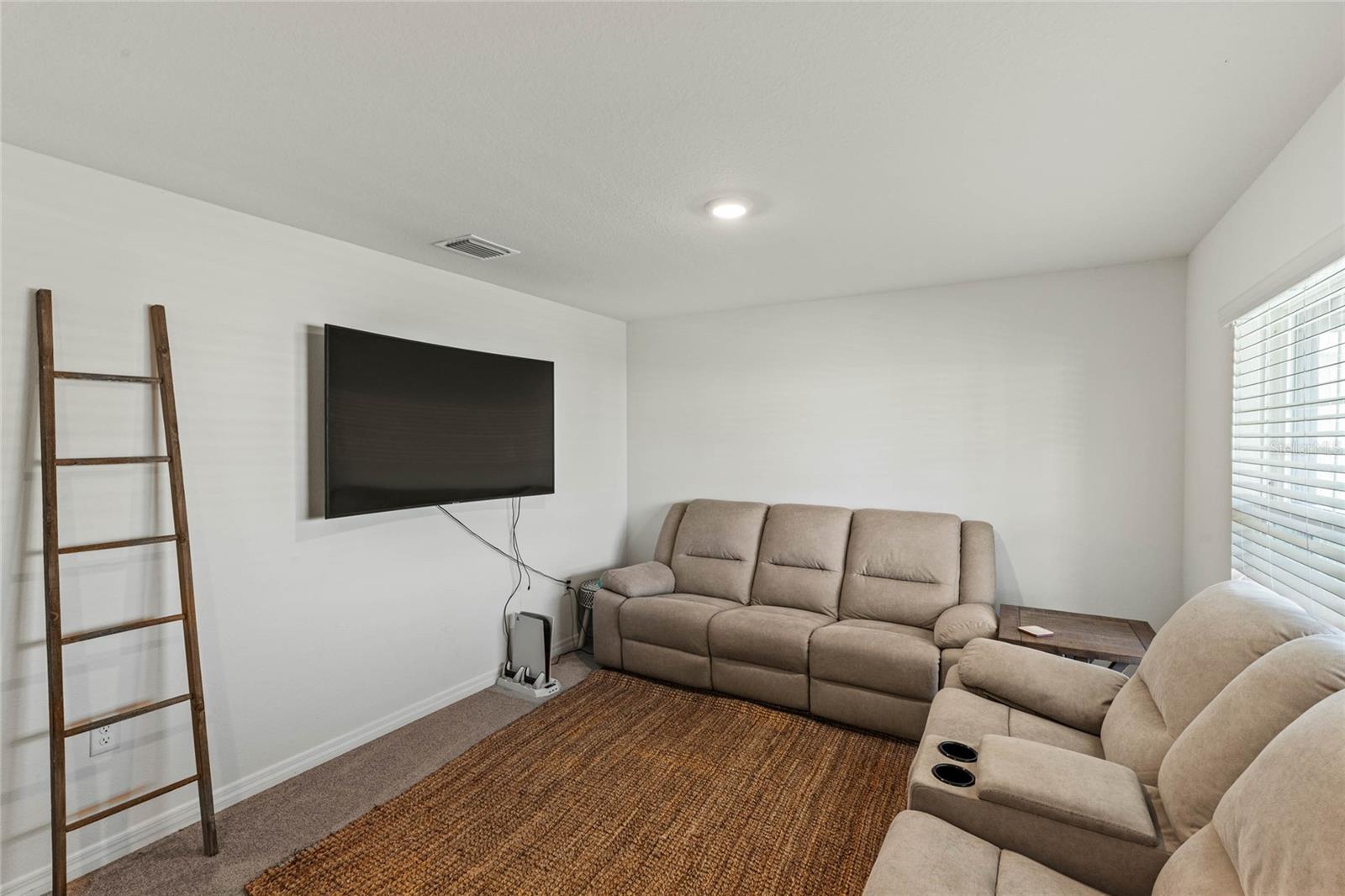 8511 TRIUMPH CIRCLE