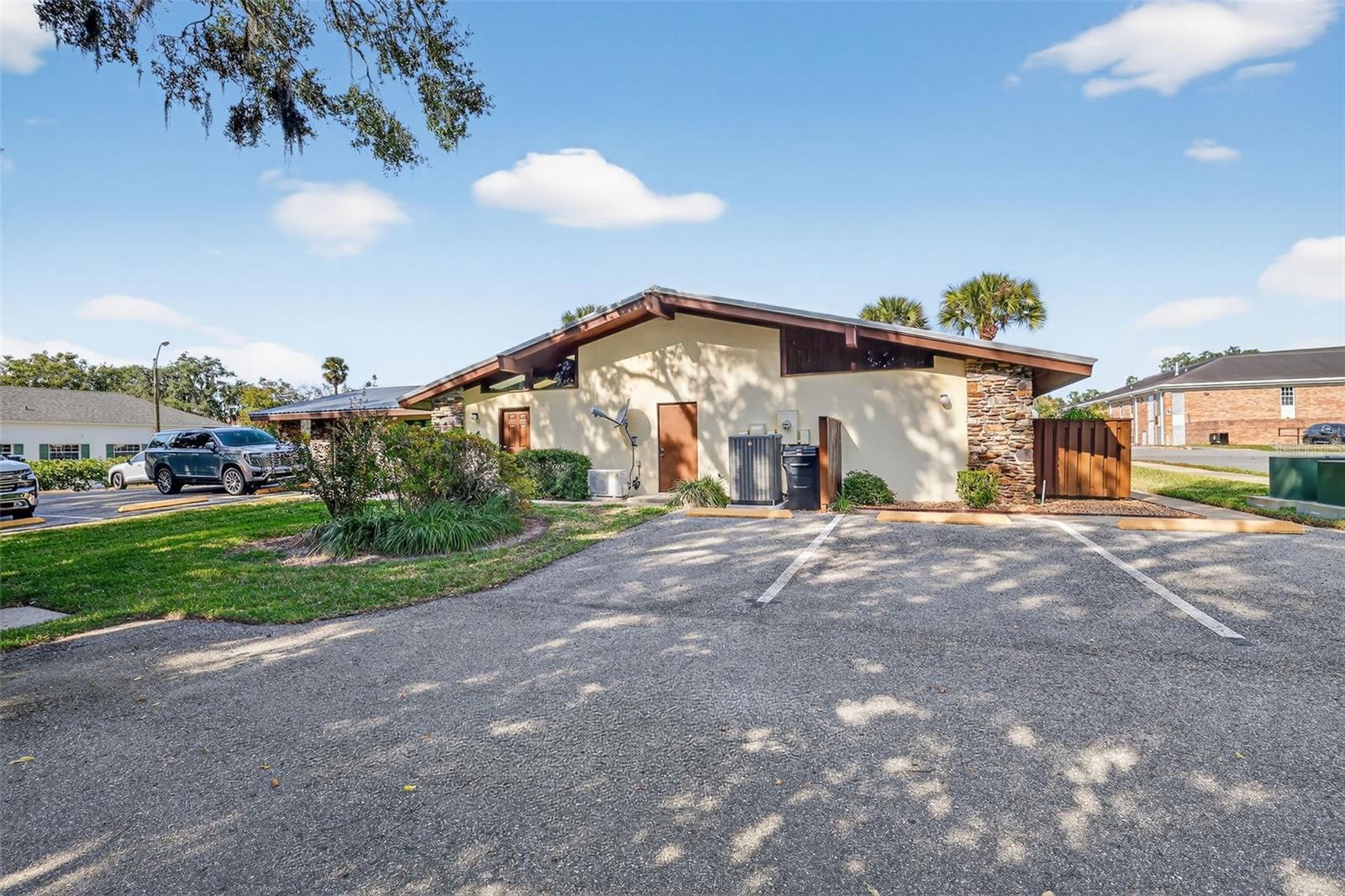 LEESBURG - Commercial Sale