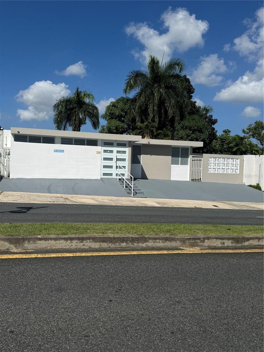 Excellent single-story property located in the exclusive Torrimar area of Guaynabo, situated on a high-traffic avenue and in close proximity to private schools, shopping centers, and medical facilities. The property can be use as a single family residence or as a commercial property because it has approved permits for a daycare/early education center, and is also well-suited for a wide range of commercial uses or low-traffic office operations.