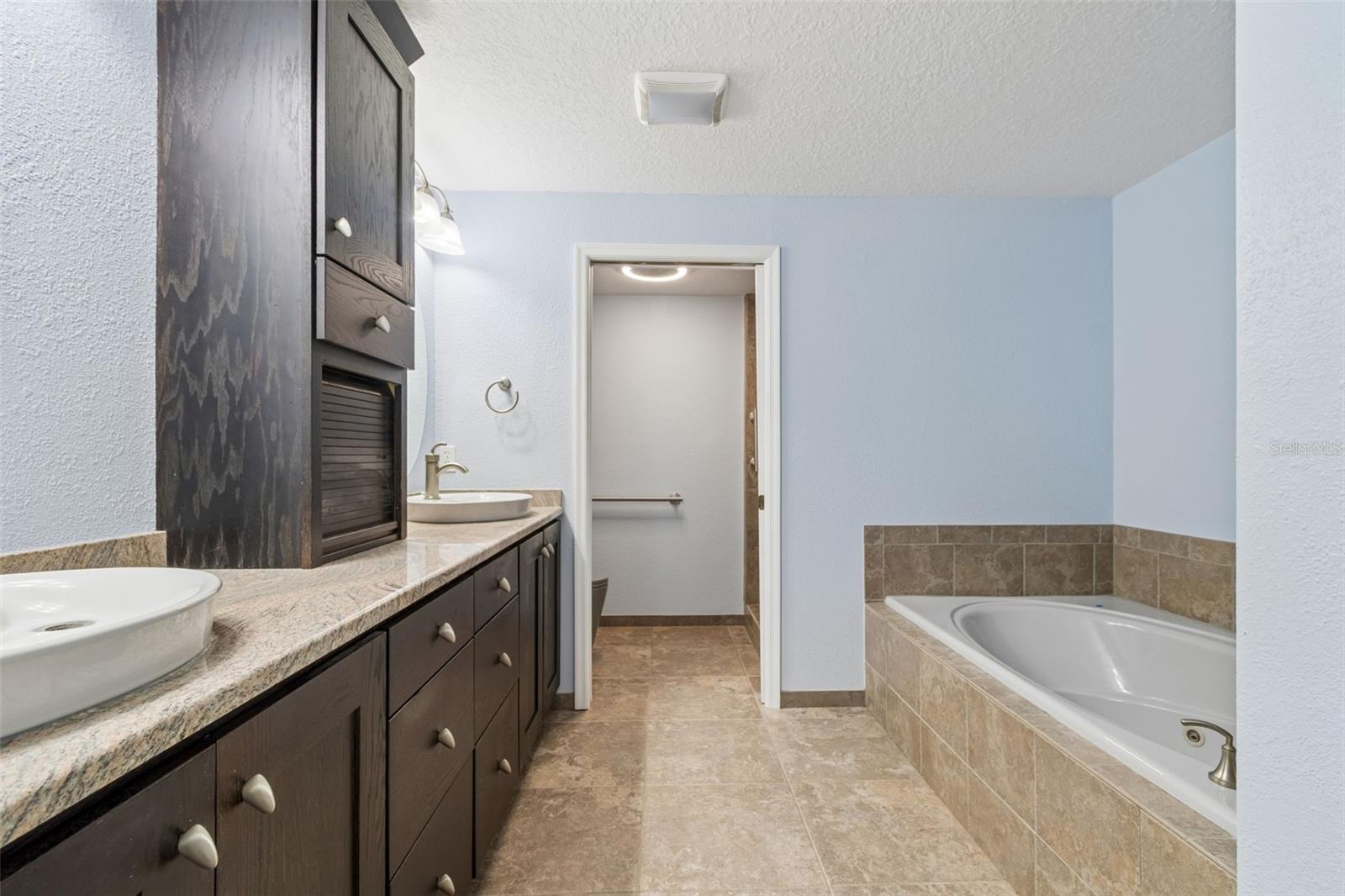 BRIDGEWATER TWNHMS - Residential