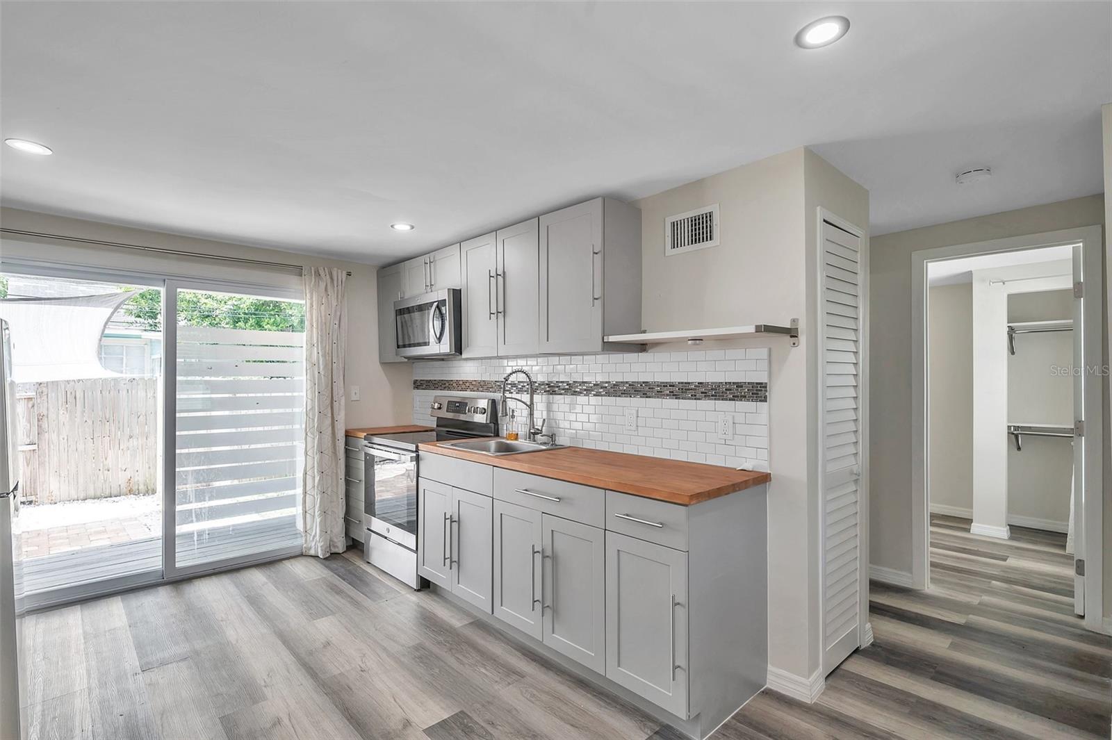 ST PETERSBURG INVESTMENT COS ADD TO OAK PARK - Residential Lease