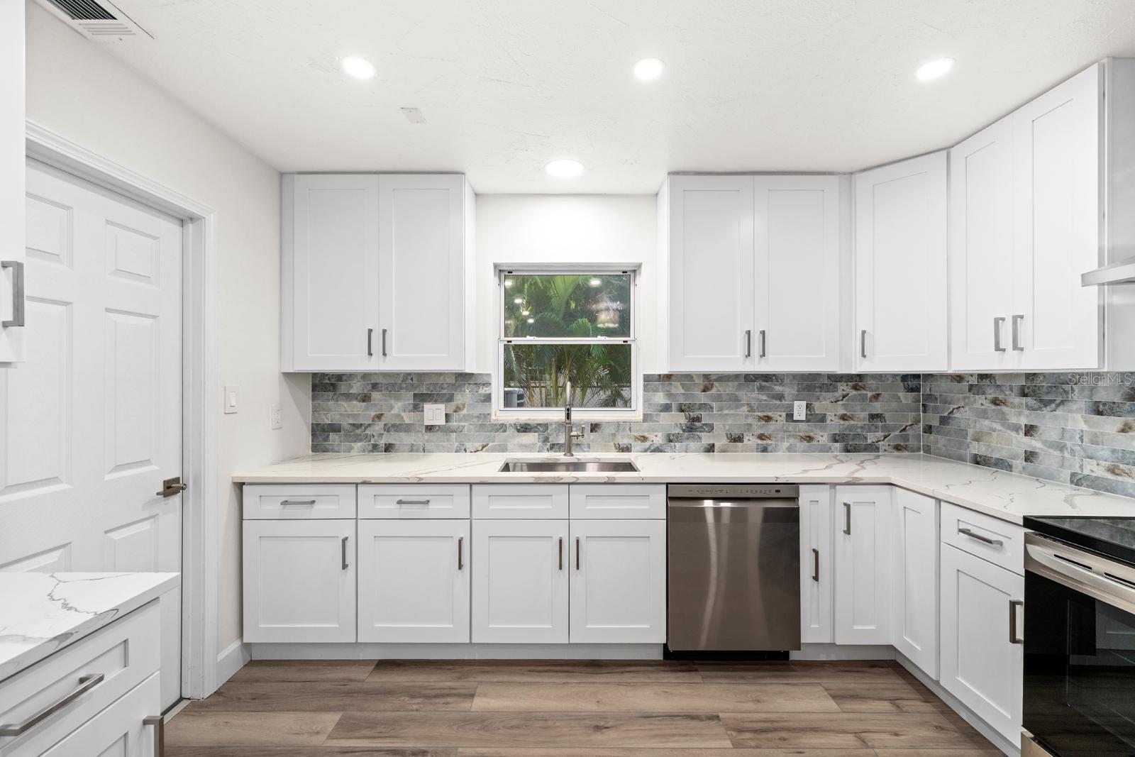 OVERLOOK DRIVE ESTATE - Residential