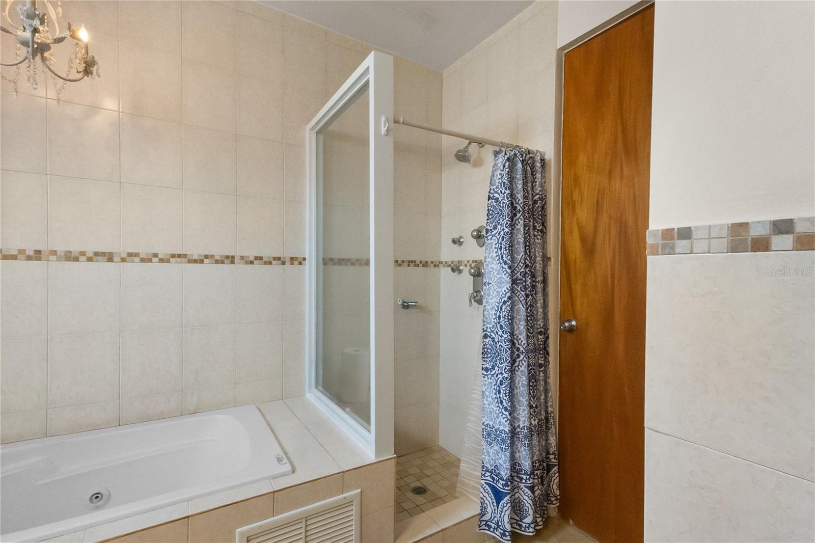 HARBOUR LAKES - Residential