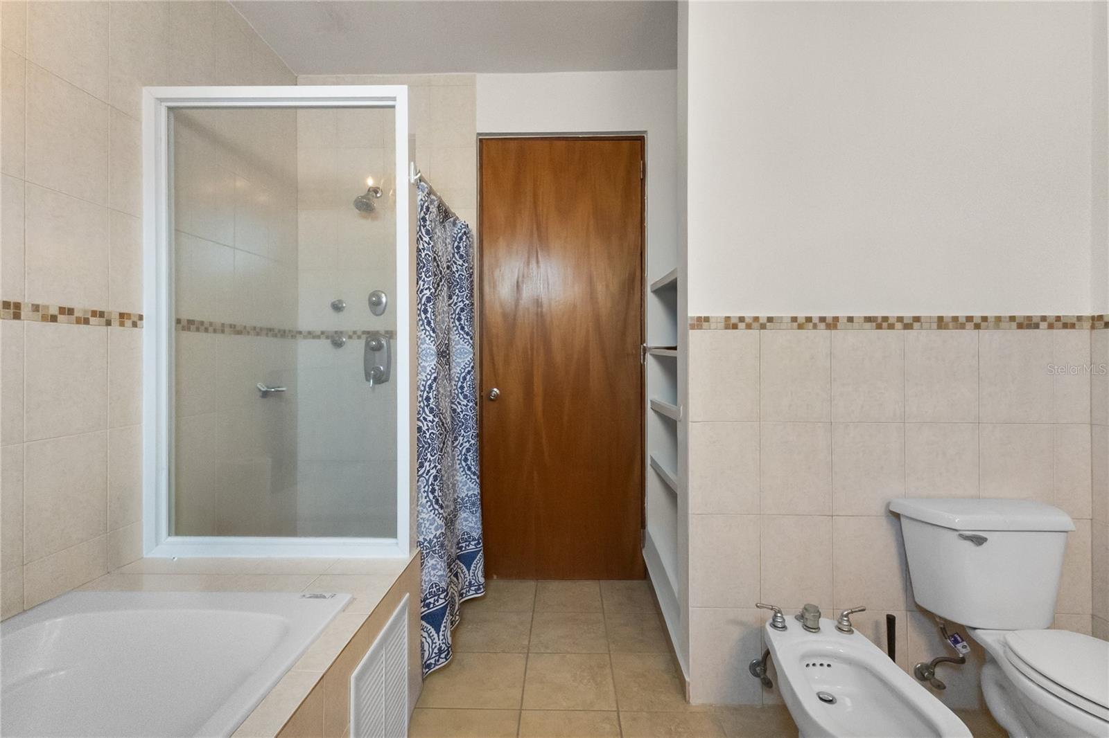 HARBOUR LAKES - Residential