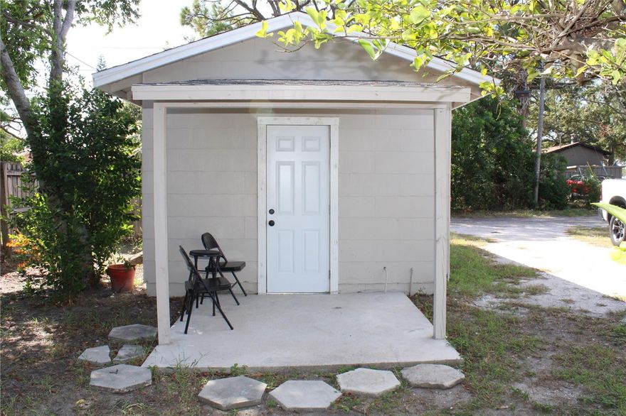 IN THE BEST AREA YOU CAN THINK OF. GARAGE CONVERSION AS A STUDIO WITH A FULL BATHROOM. READY TO MOVE IN.