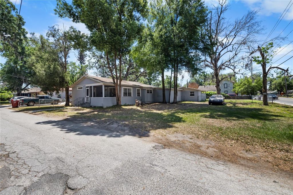 Photo of 117 W Strickland Street, Plant City, FL 33563 (MLS # S5149230)