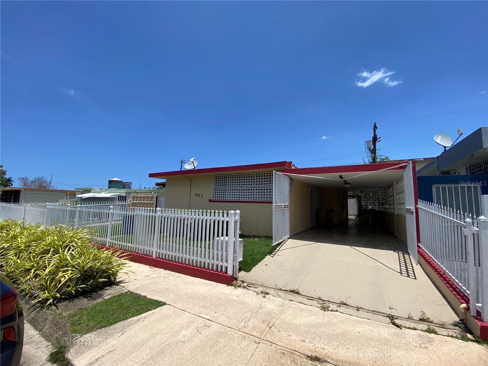 Property consisting of a living room, family room, dining room, kitchen, laundry area, 3 bedrooms, 2 bathrooms, patio, and garage. Approximately 1200 sqft approx. Appliances are included. Centrally located steps away from shopping centers such as The Mall of San Juan, pharmacies, the airport, and expressways. No access control. We will assist you throughout the process! Please call or send a text message to be added to the waiting list. Thank you.