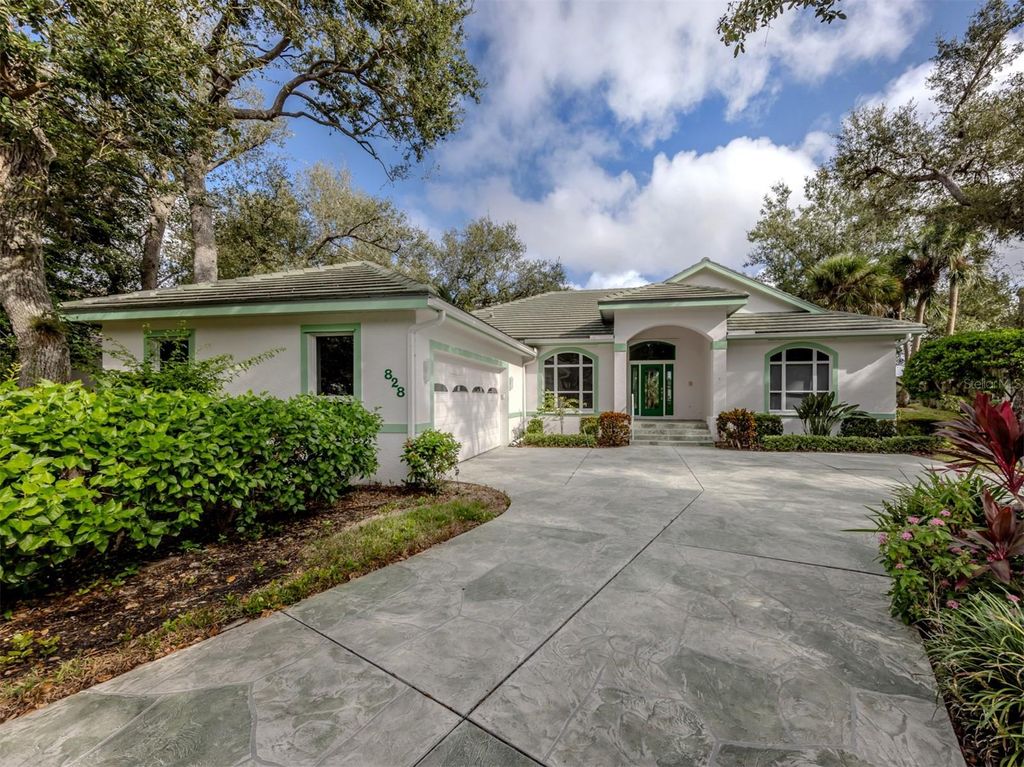 Photo of 828 Connemara Circle, Venice, FL 34292 (MLS # N6140926)