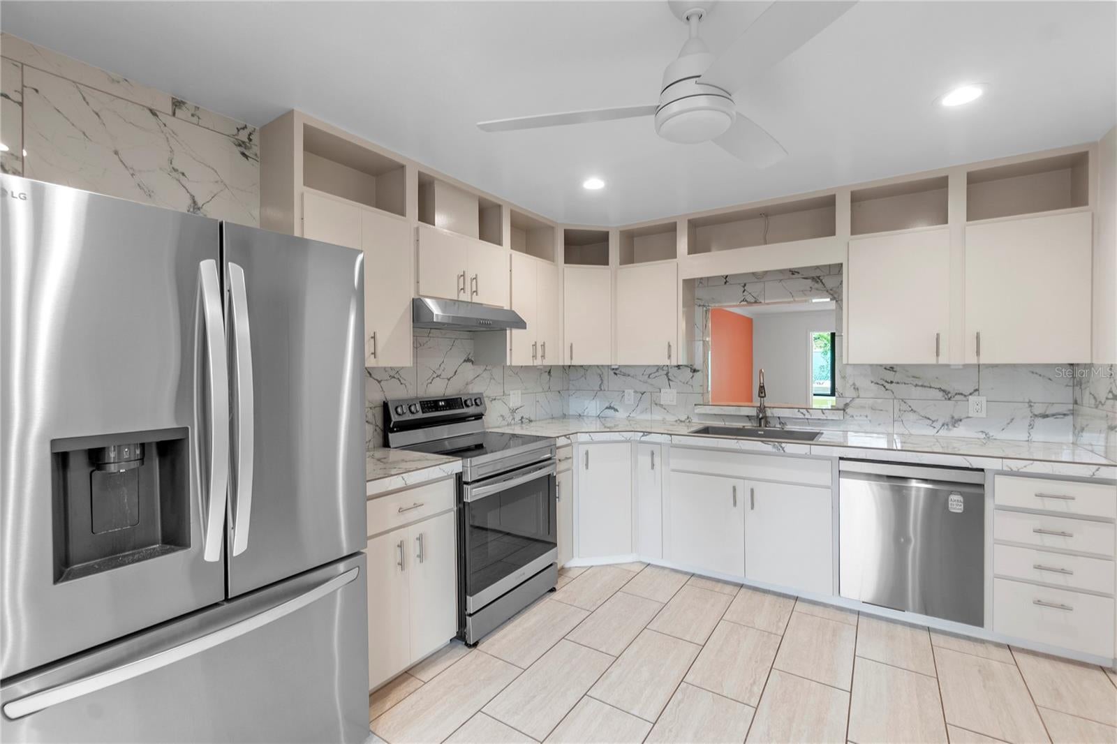 511 LAKESIDE DRIVE 511