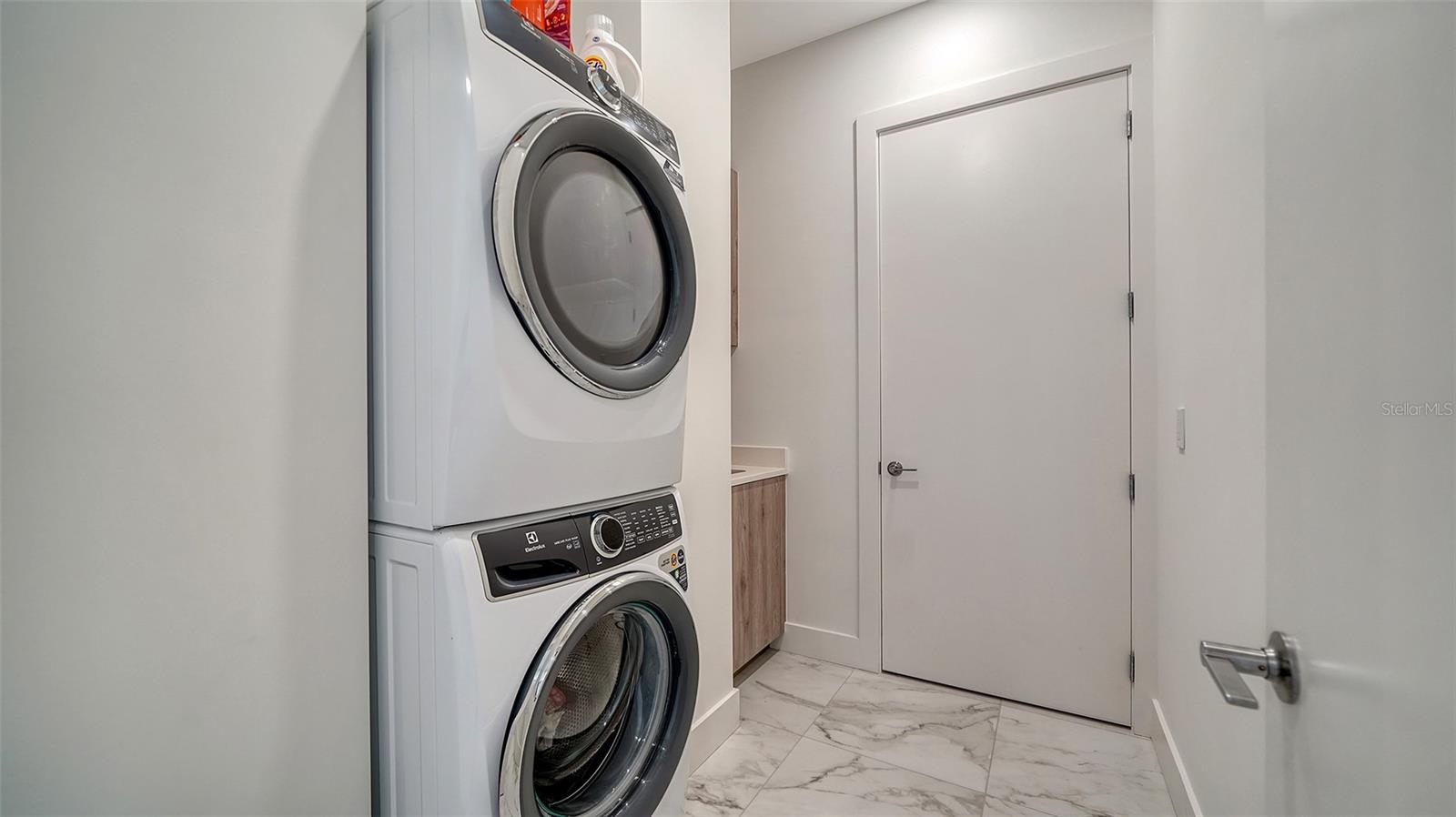 THE DEMARCAY - Residential Lease