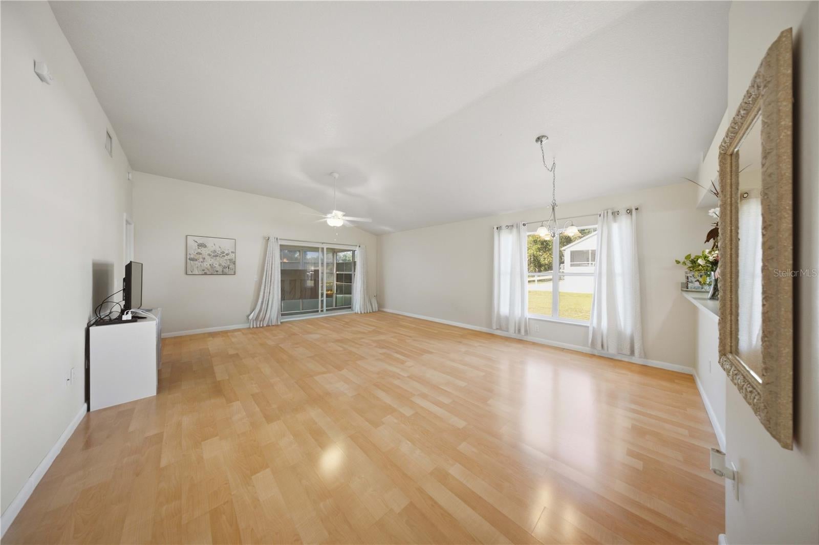 638 W BARRYMORE DRIVE