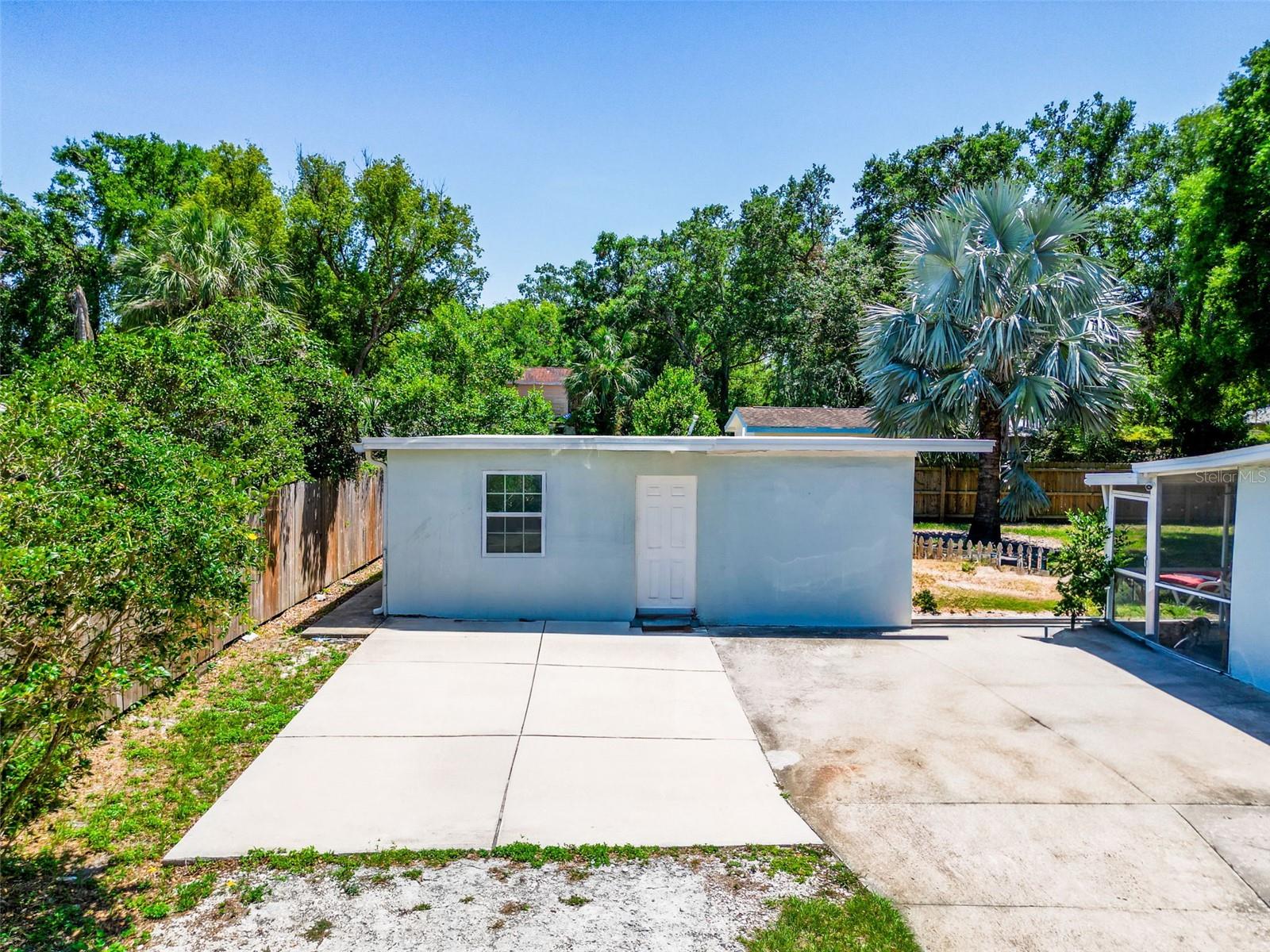 1221 E HAMILTON AVENUE