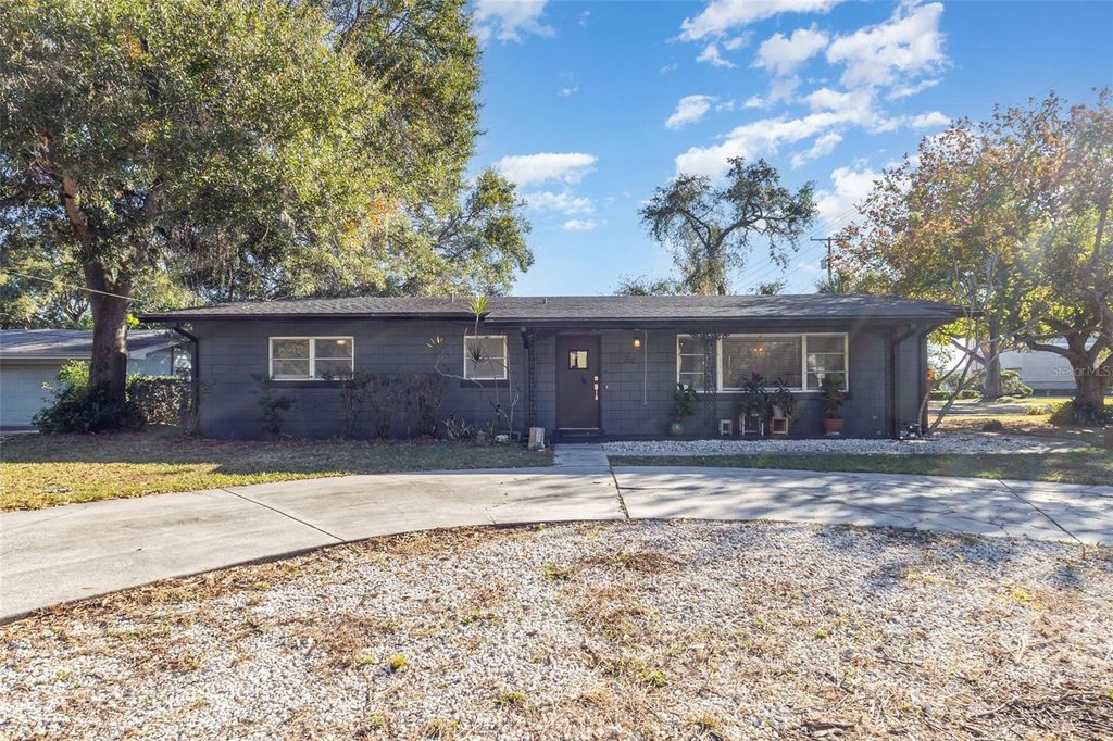 Photo of 29 Golf View Circle NE, Winter Haven, FL 33881 (MLS # TB8453876)