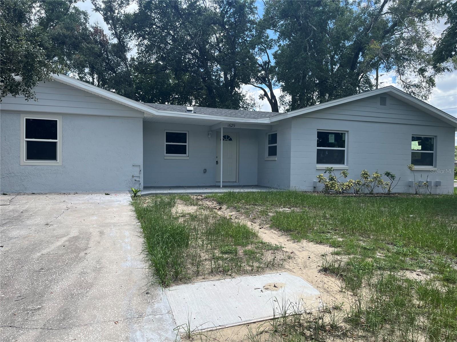 Beautiful home on corner lot, this home has been fully renovated, stainless steel appliances, split plan, tiles through out. A Must See!