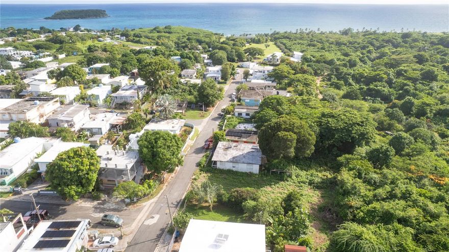 This 3,703 sqft lot sits in a quiet pocket of Esperanza, just a 12m walk to some of the area’s best spots. The fishermen’s pier - perfect for sunset views, and the malecón and the Esperanza Keys, great for for daily walks along the waterfront and hiking  Restaurants, cafés, and small shops are all within easy reach, giving you quick access to Esperanza’s dining and local scene without living directly in the bustle. The beaches are less than a four minute drive away, making it the best spot for beach lovers.

With the size to comfortably design a home with a pool, a garden, or both, this lot offers a perfect balance of proximity and a sense of calm.