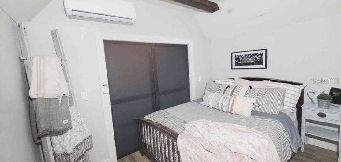 LITTLE ORANGE LAKE - Land