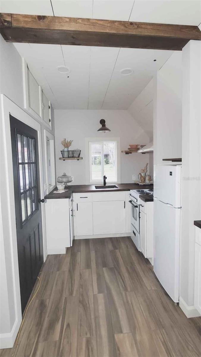 LITTLE ORANGE LAKE - Land