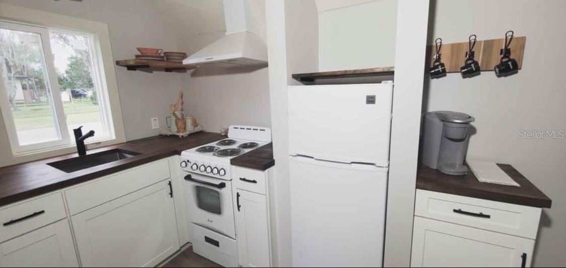 LITTLE ORANGE LAKE - Land