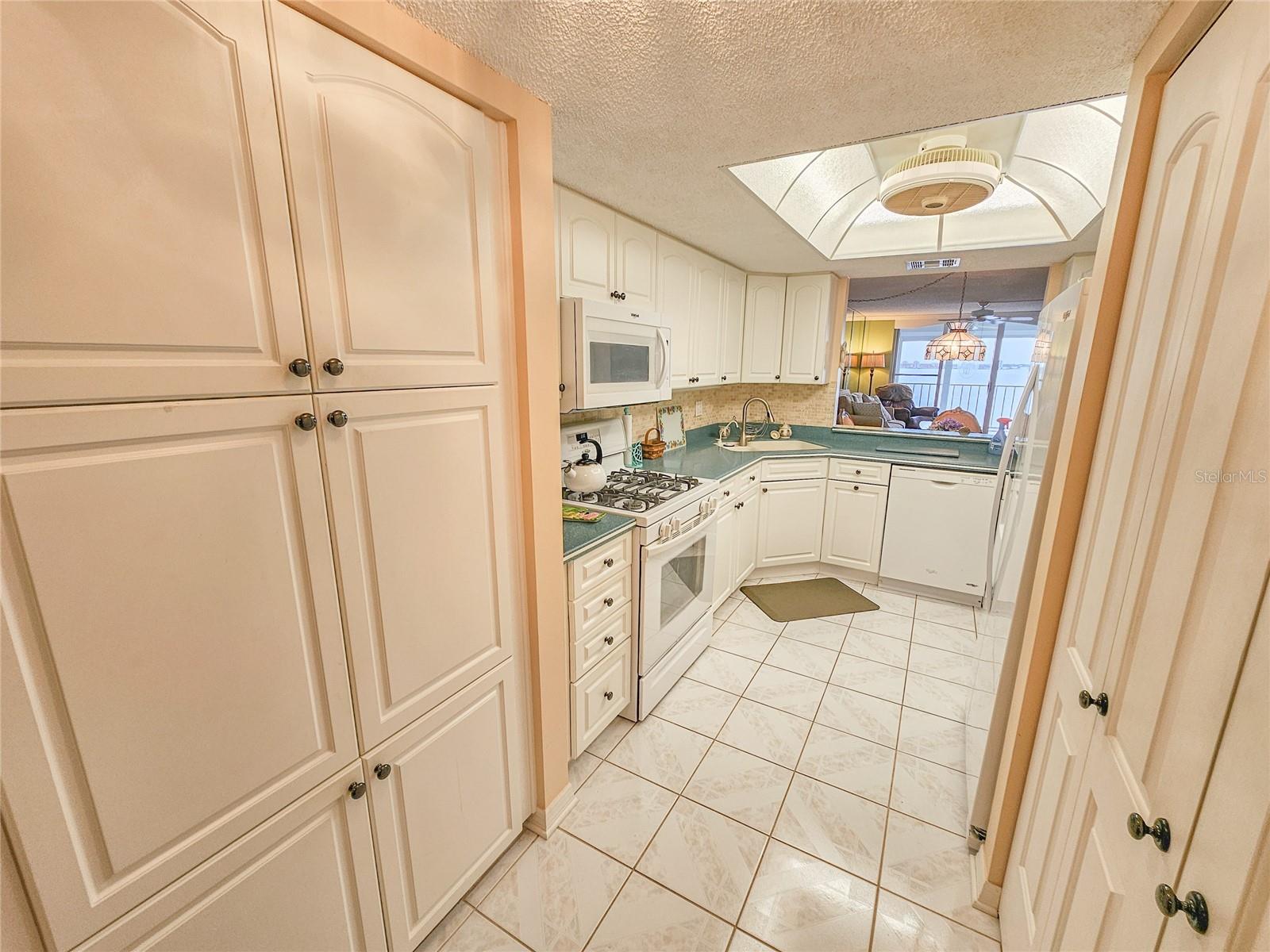 6060 SHORE DRIVE S 906
