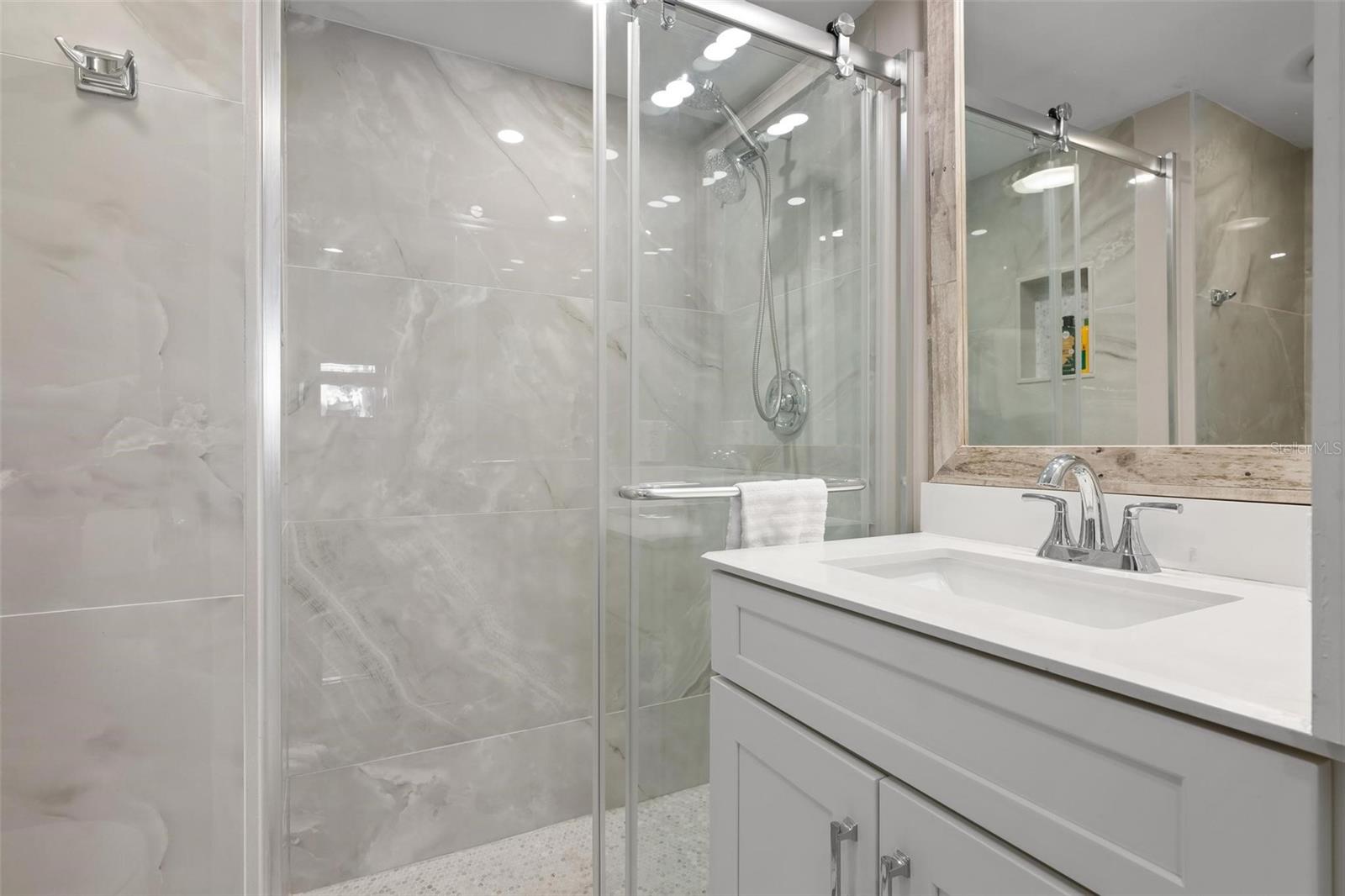 THE BANYAN BAY CLUB - Residential