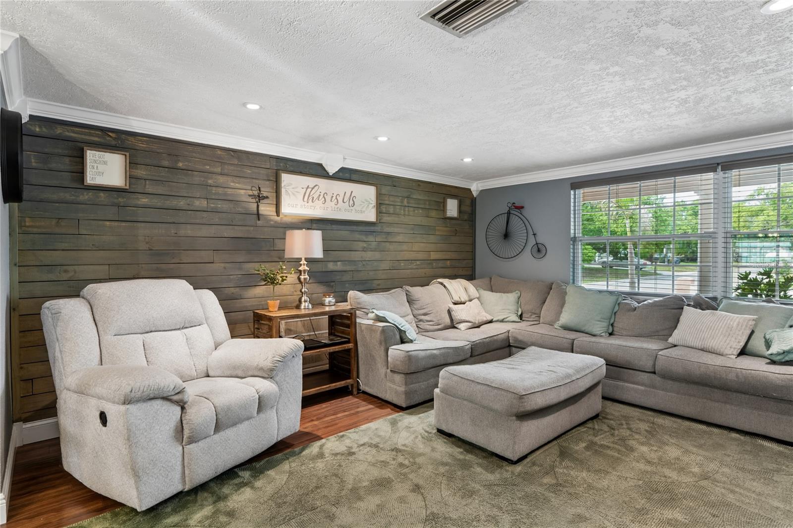 COLONIAL HILLS - Residential