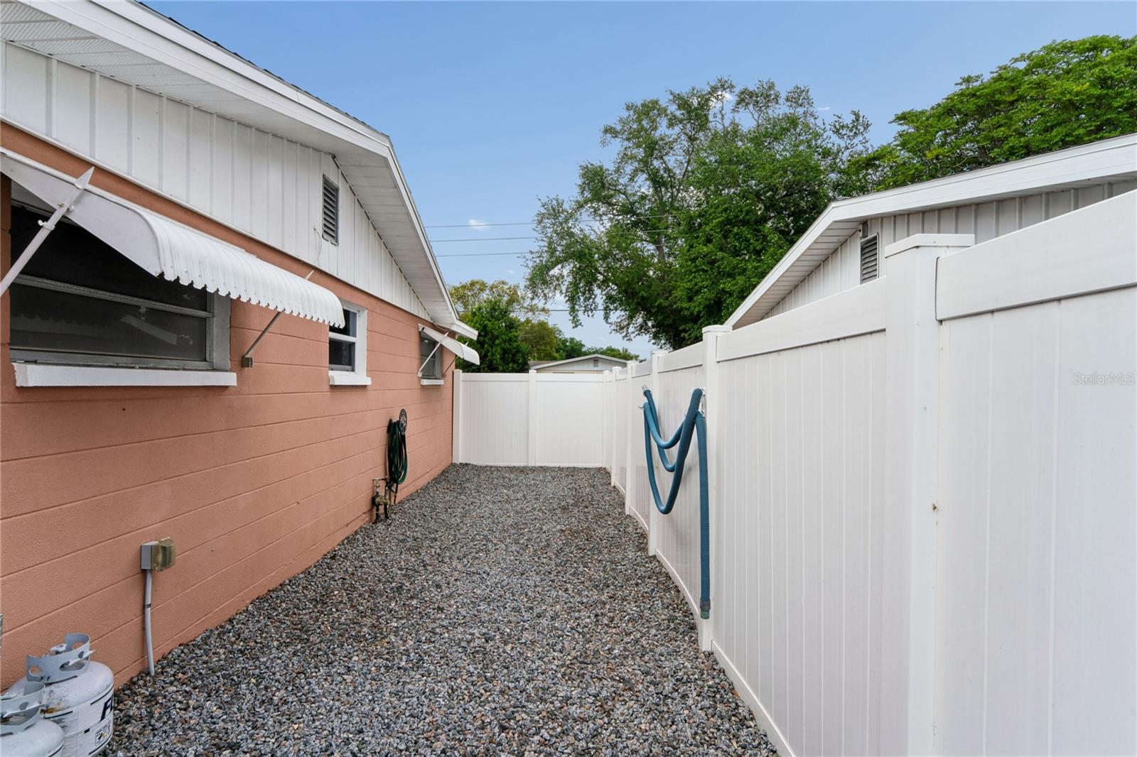 COLONIAL HILLS - Residential