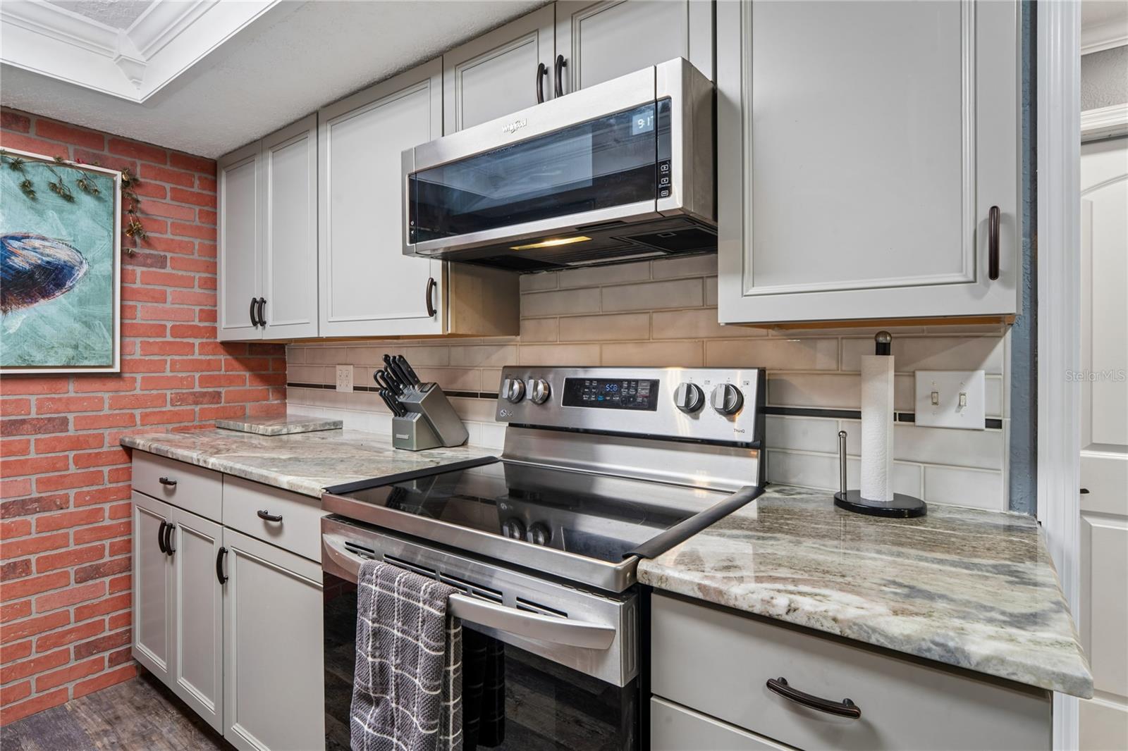 COLONIAL HILLS - Residential