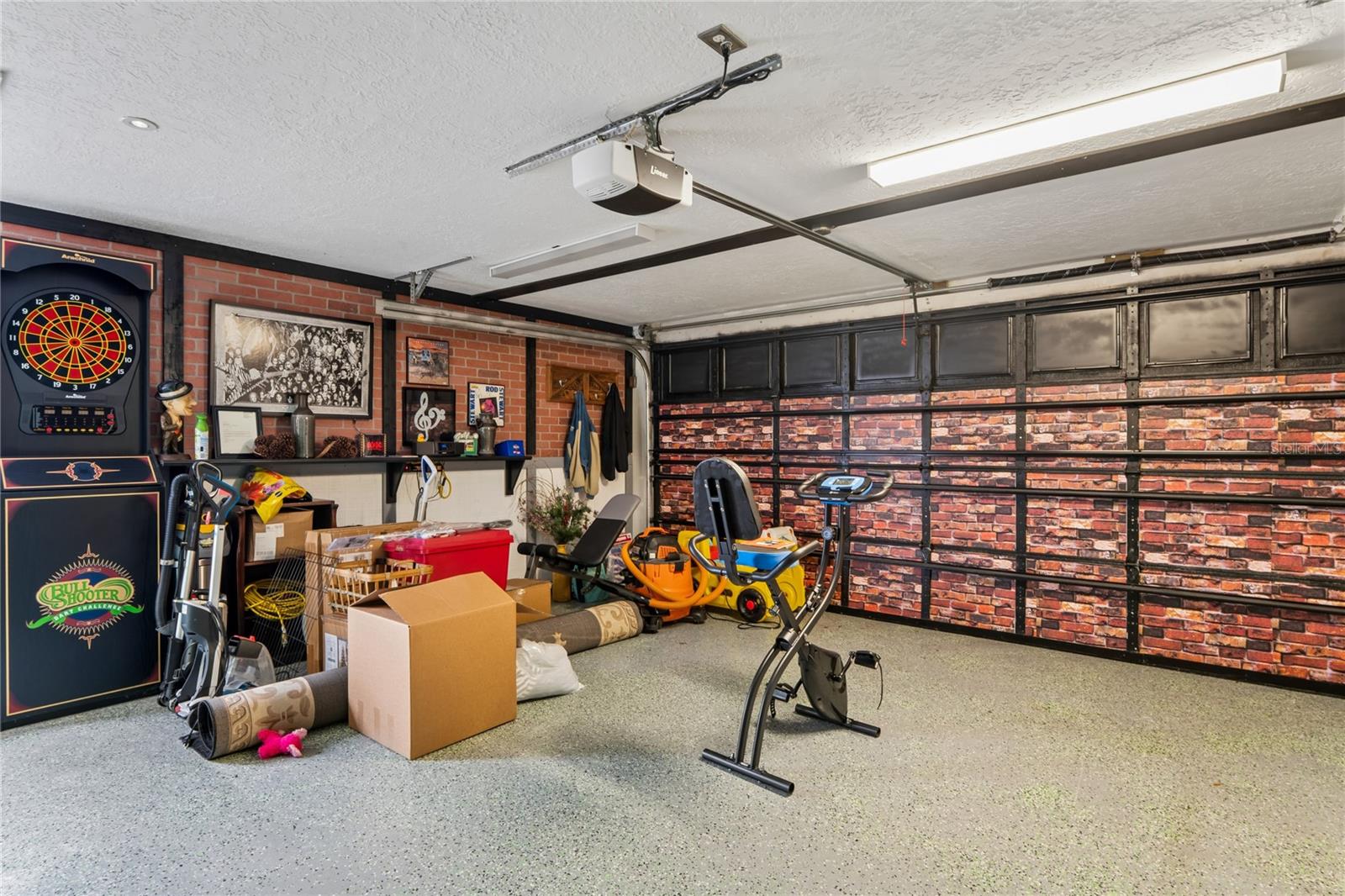 COLONIAL HILLS - Residential