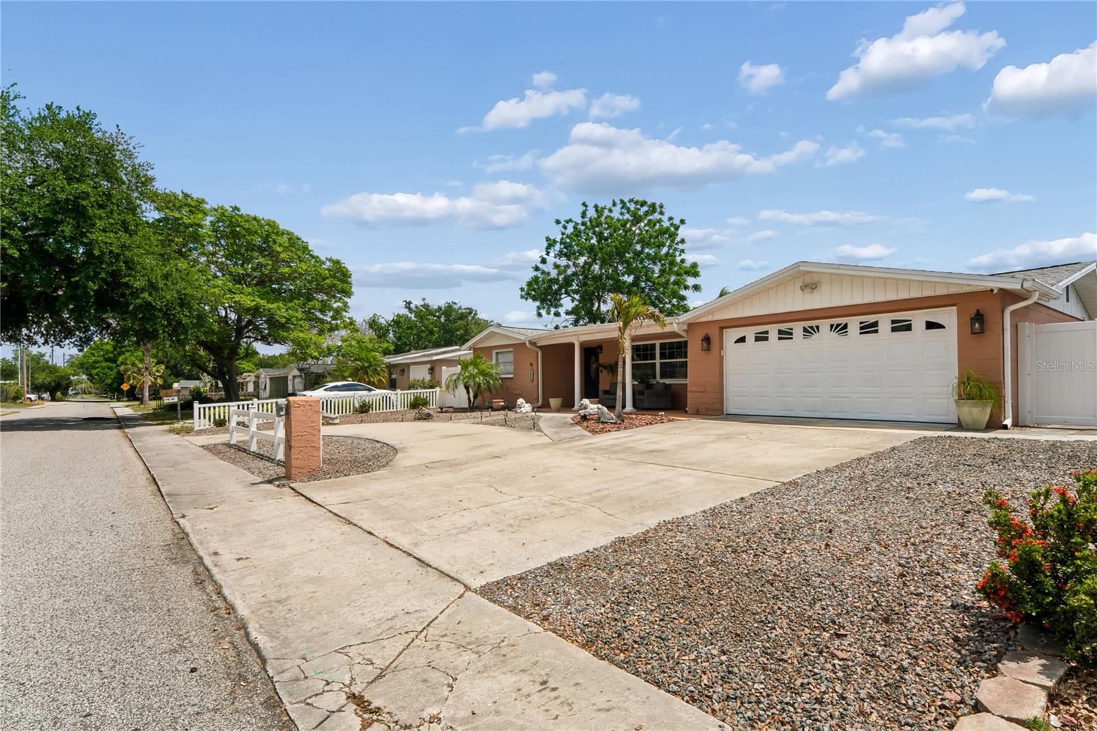 COLONIAL HILLS - Residential