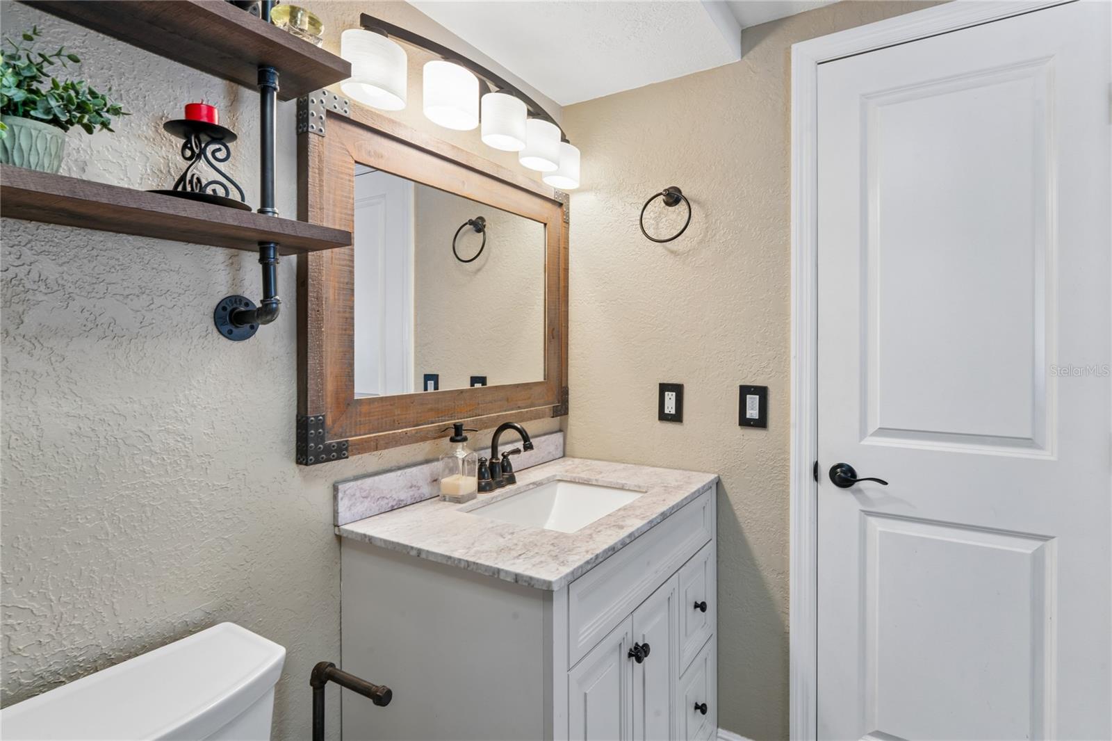 COLONIAL HILLS - Residential