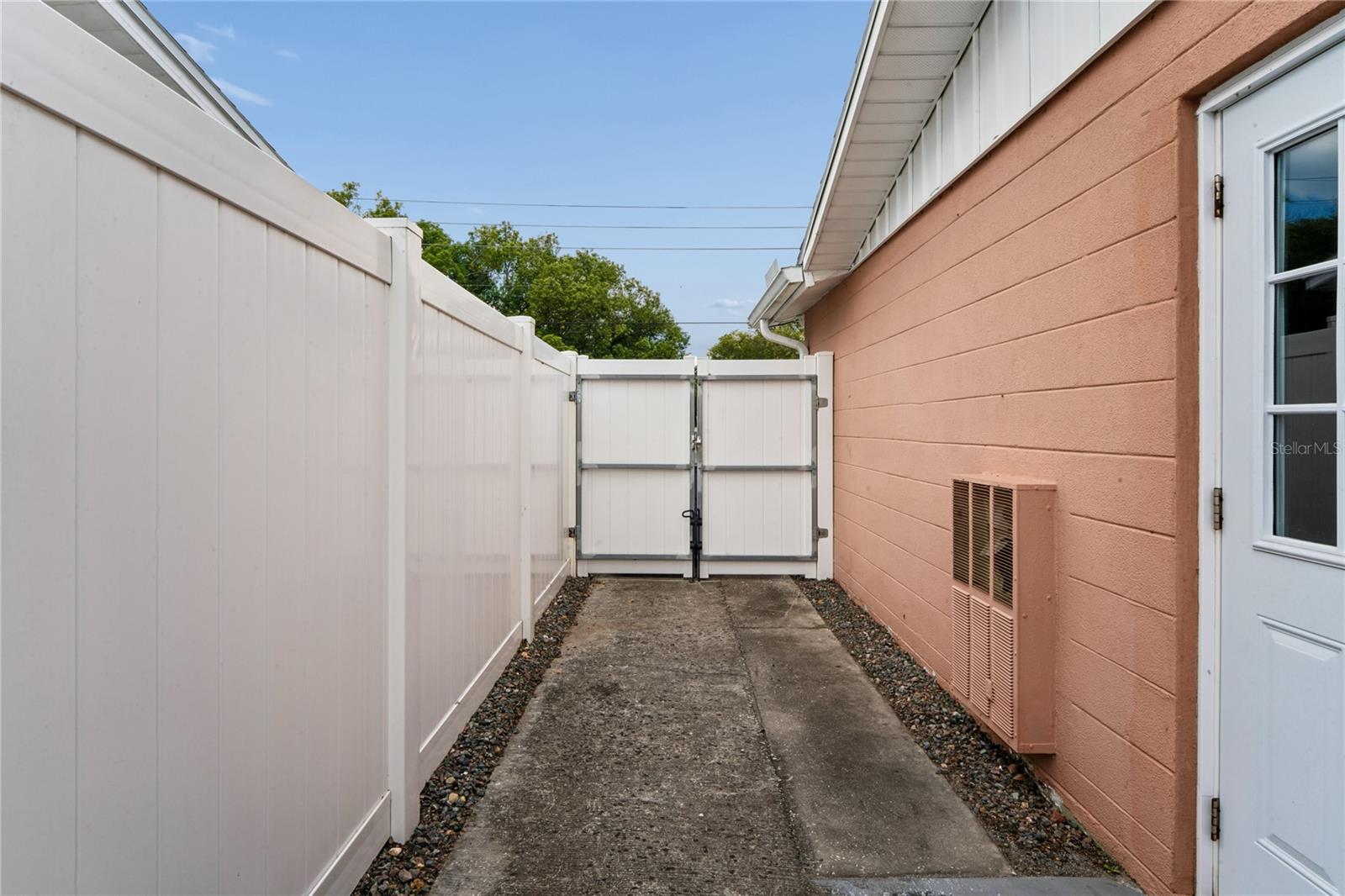 COLONIAL HILLS - Residential