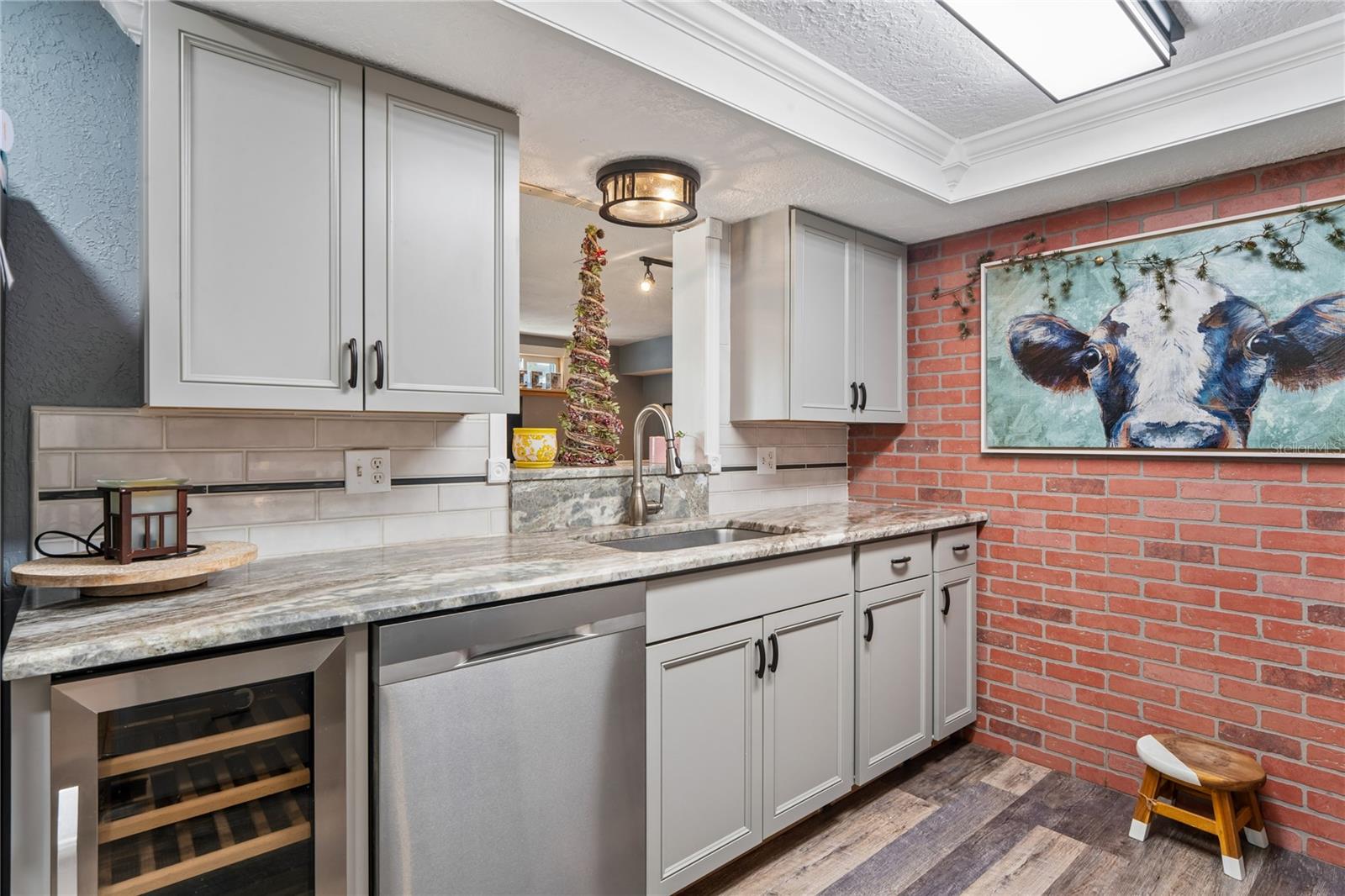 COLONIAL HILLS - Residential