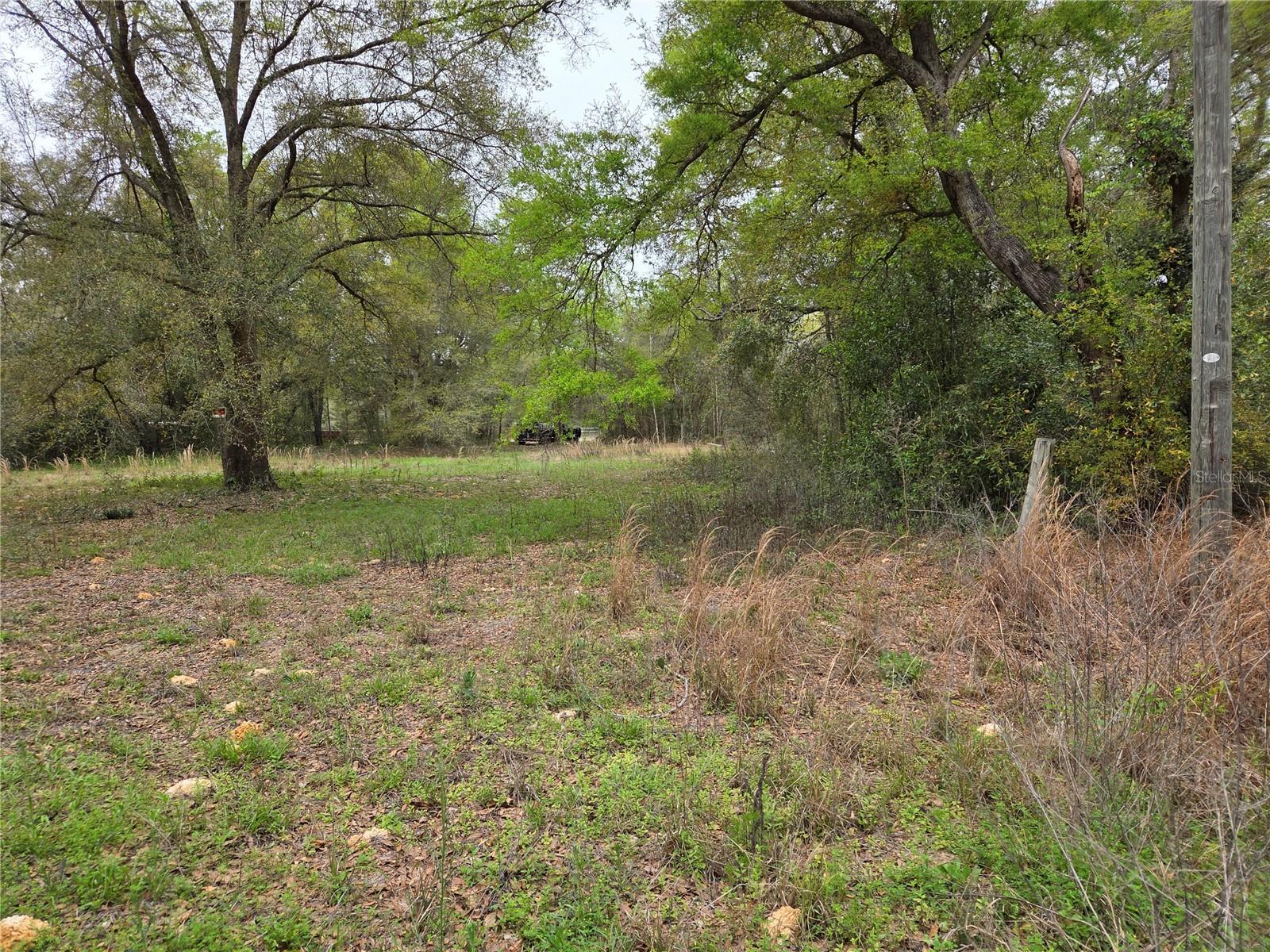 COUNTRY ESTATES - Land