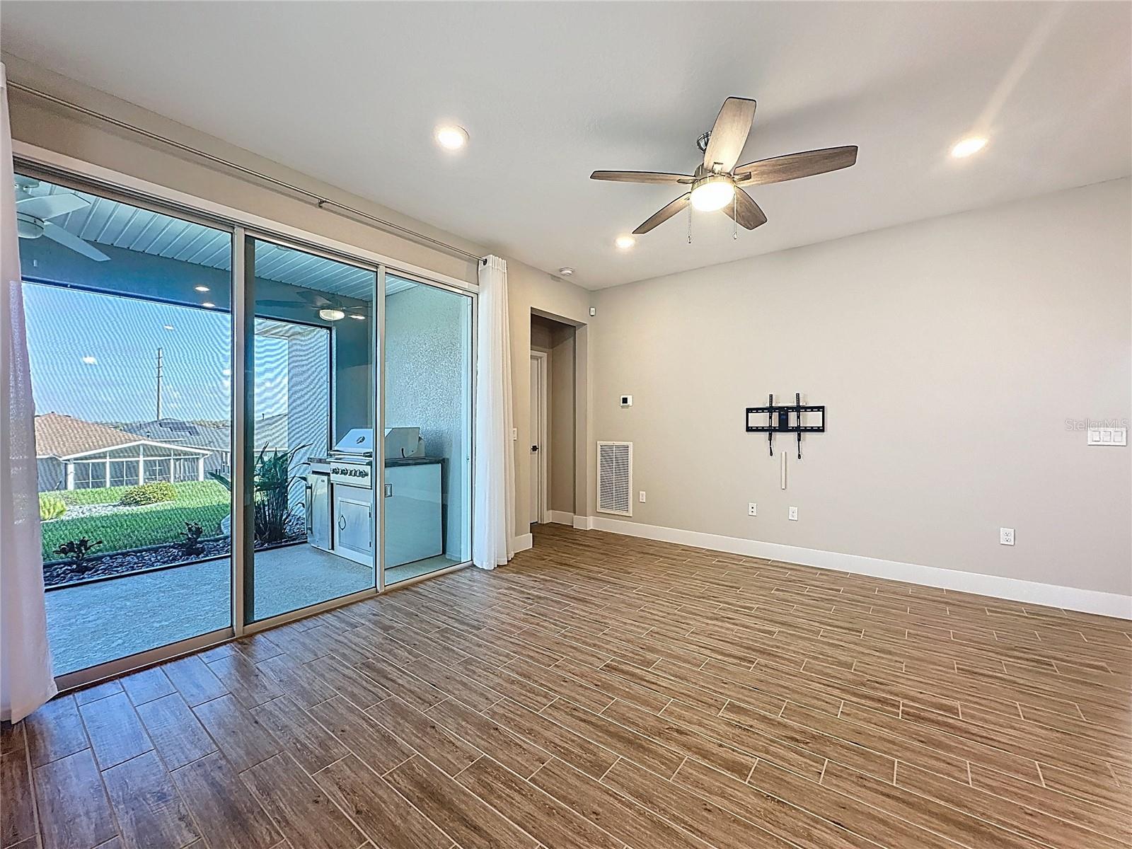 CASCADES OF GROVELAND (TRILOGY) - Residential