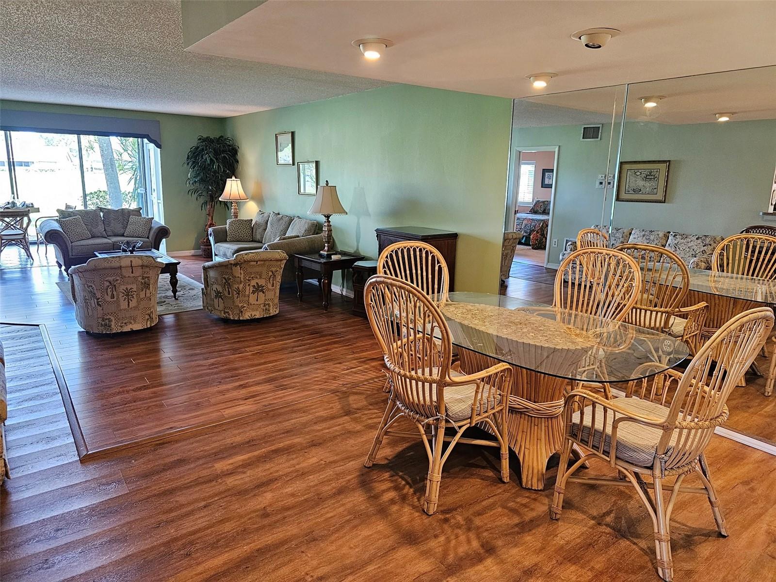 VALENCIA GARDEN - Residential Lease