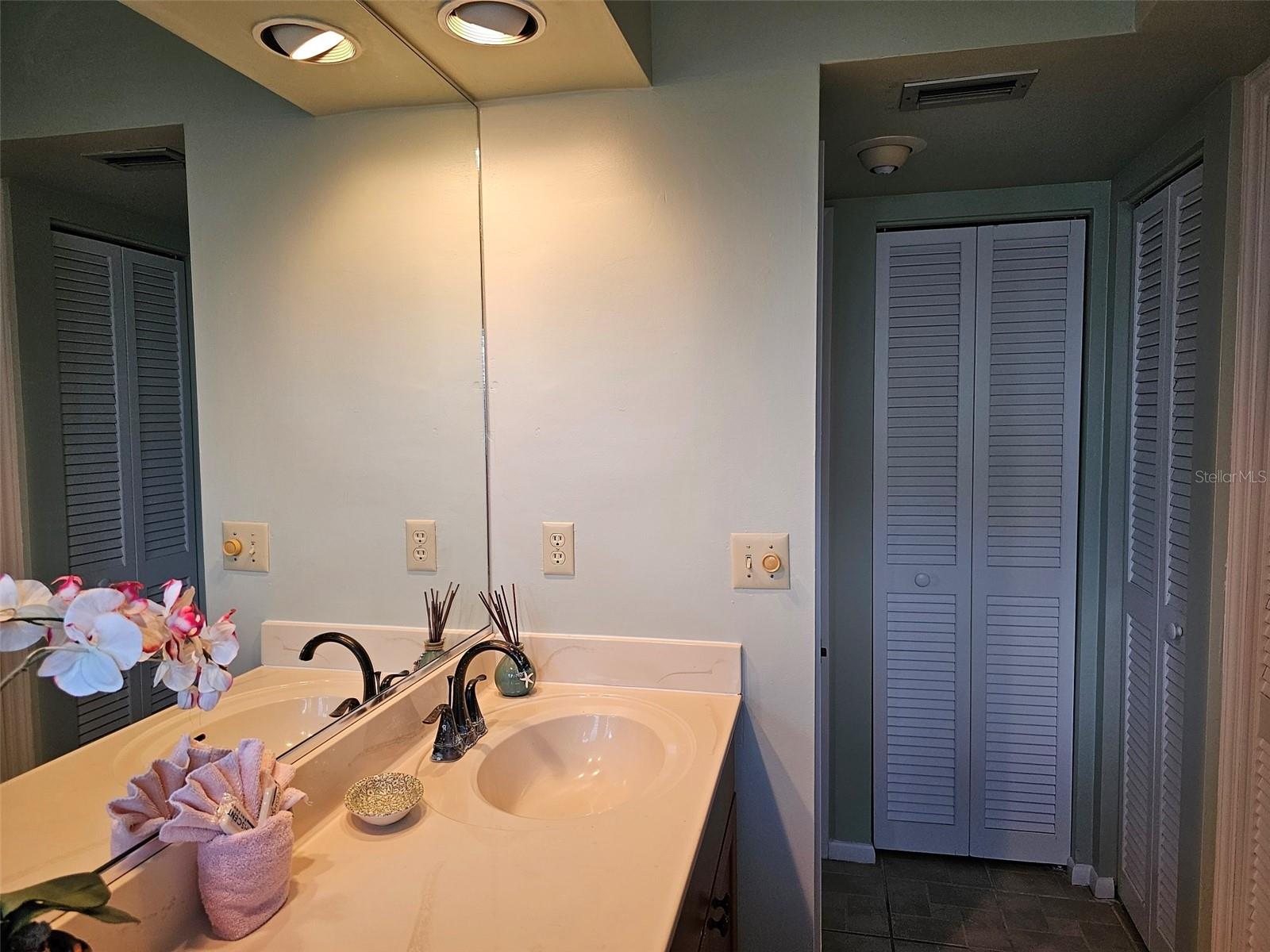 VALENCIA GARDEN - Residential Lease