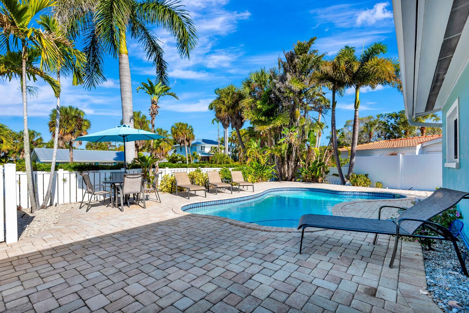 BLUE WAVE VILLA - Residential Income