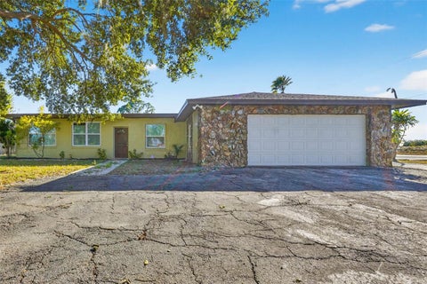 3 beds bed, 2 baths bath property at 8812 Oakwood Drive, Lake Wales, FL 33898