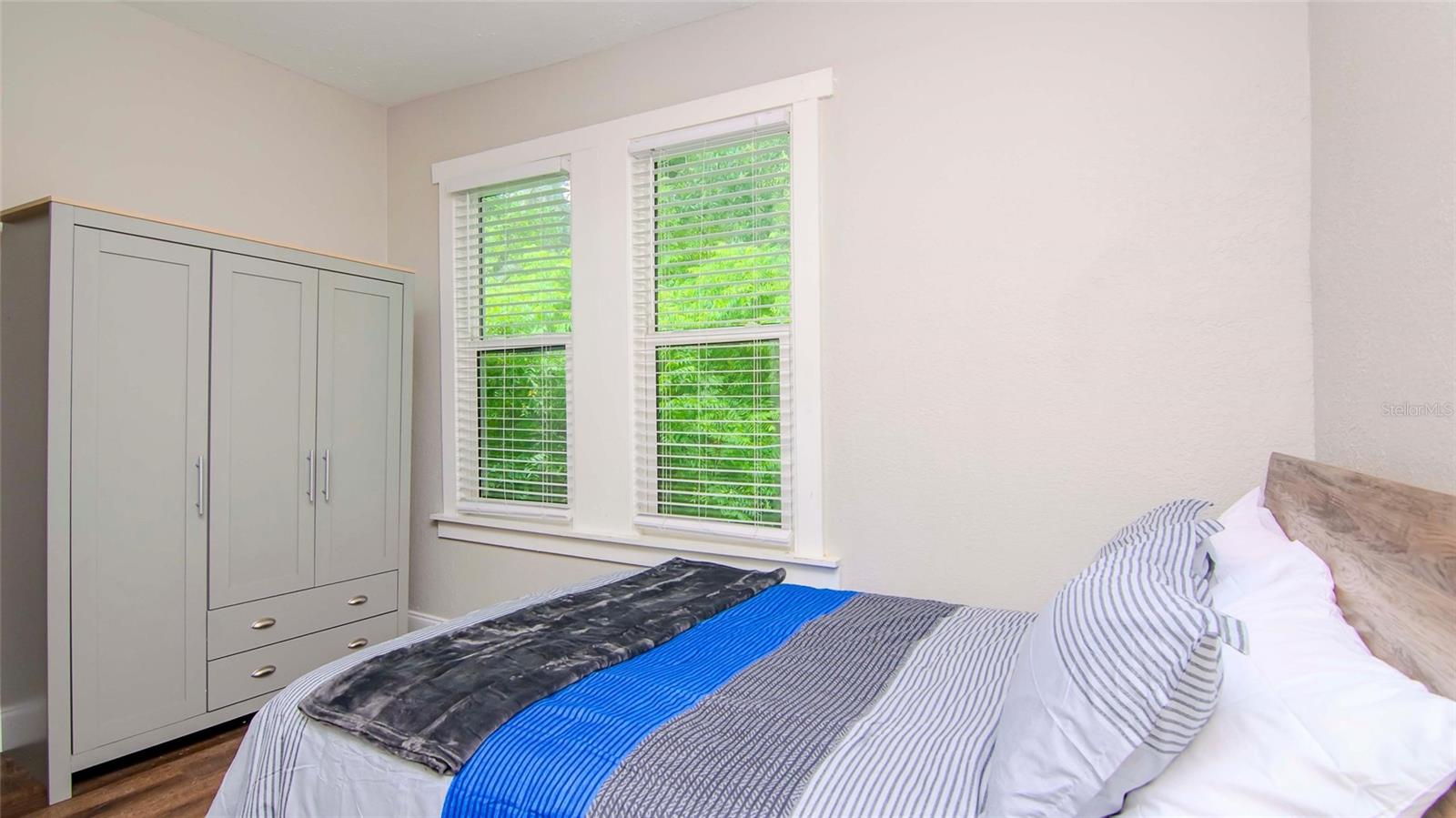 WARREN & KEYES - Residential Income