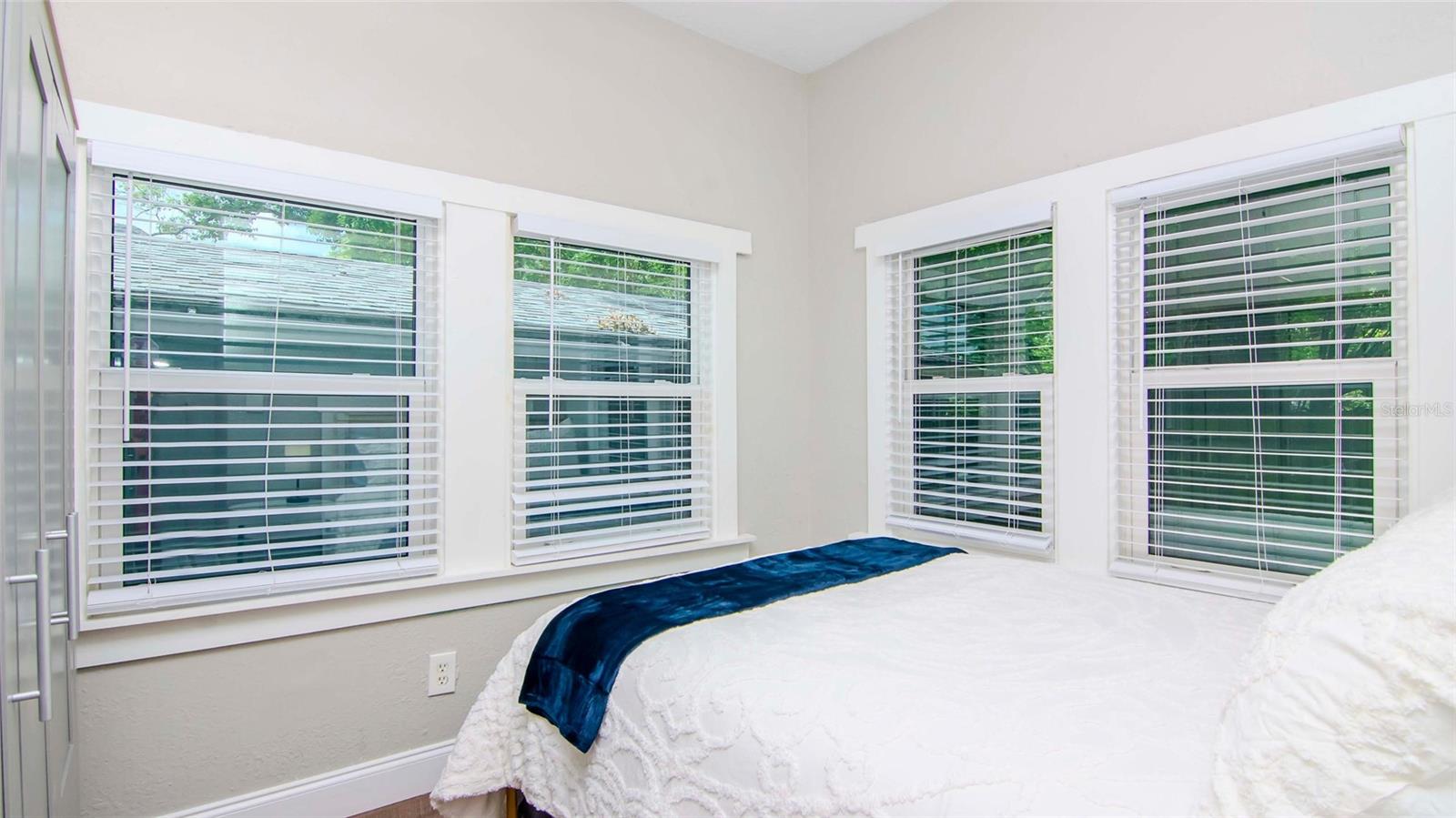 WARREN & KEYES - Residential Income