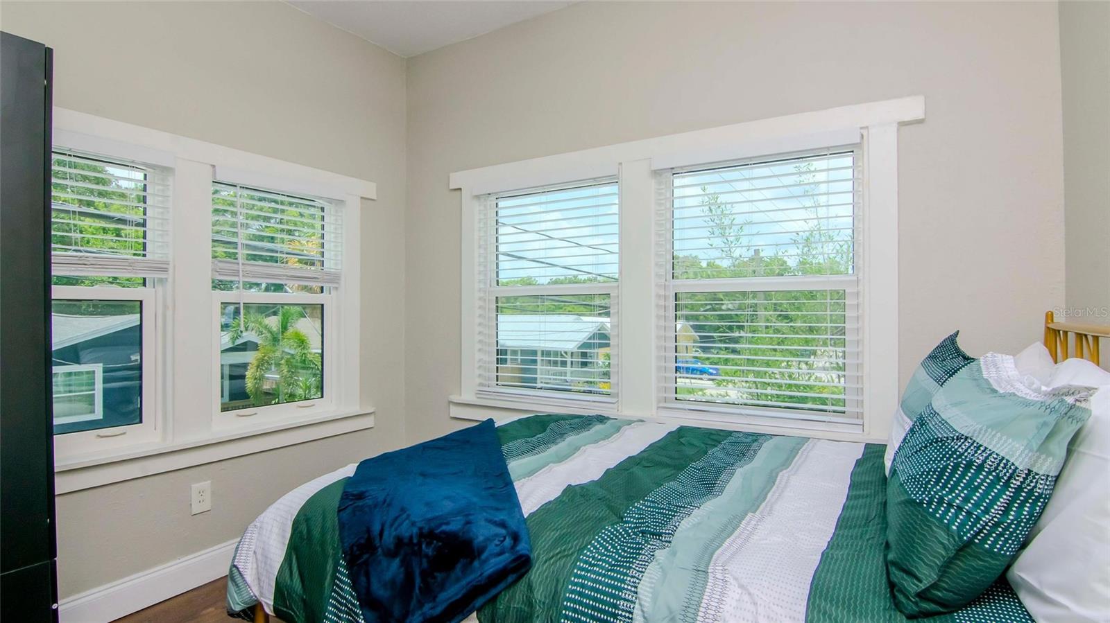 WARREN & KEYES - Residential Income