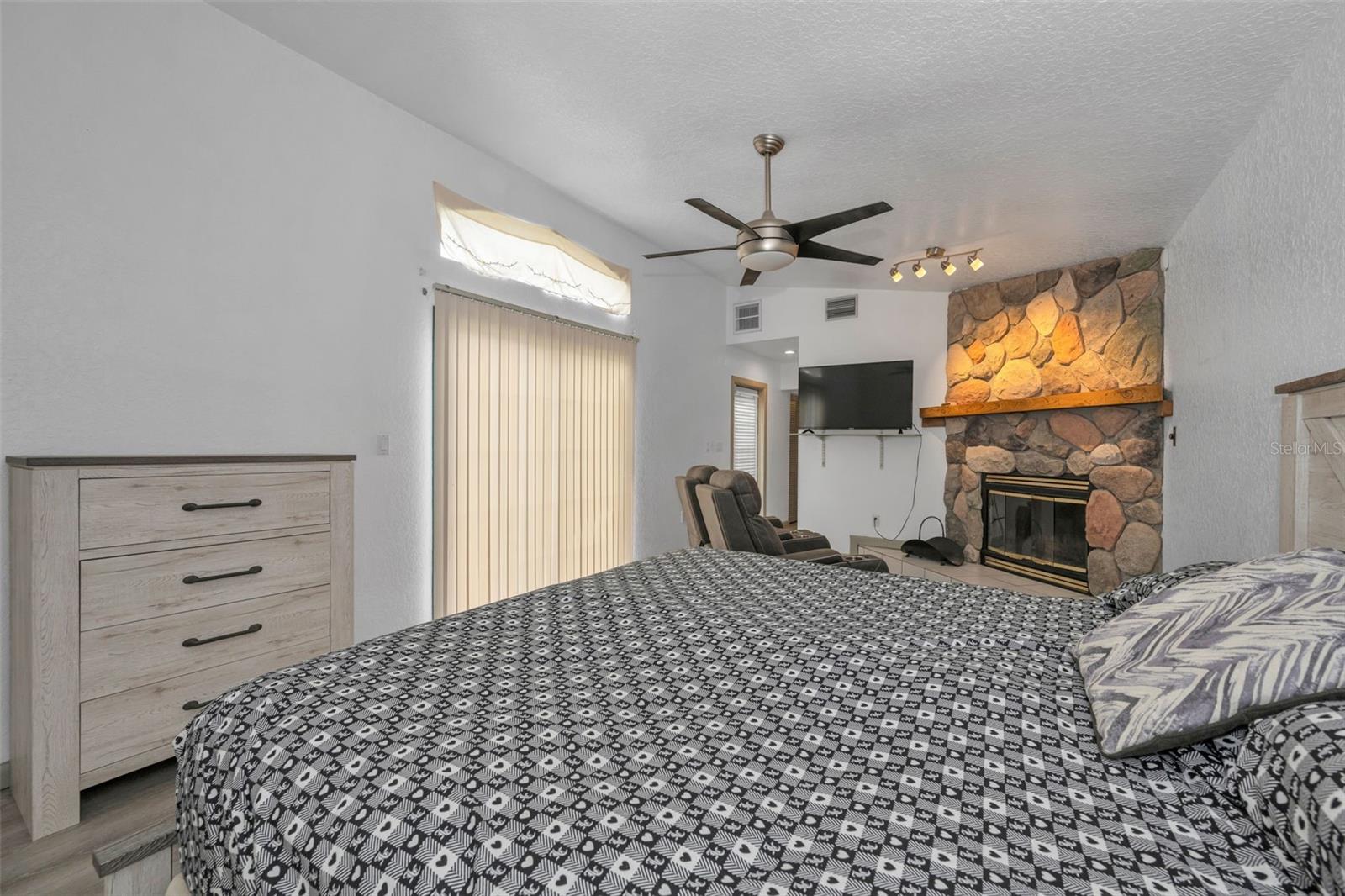 THE LAKES - Residential