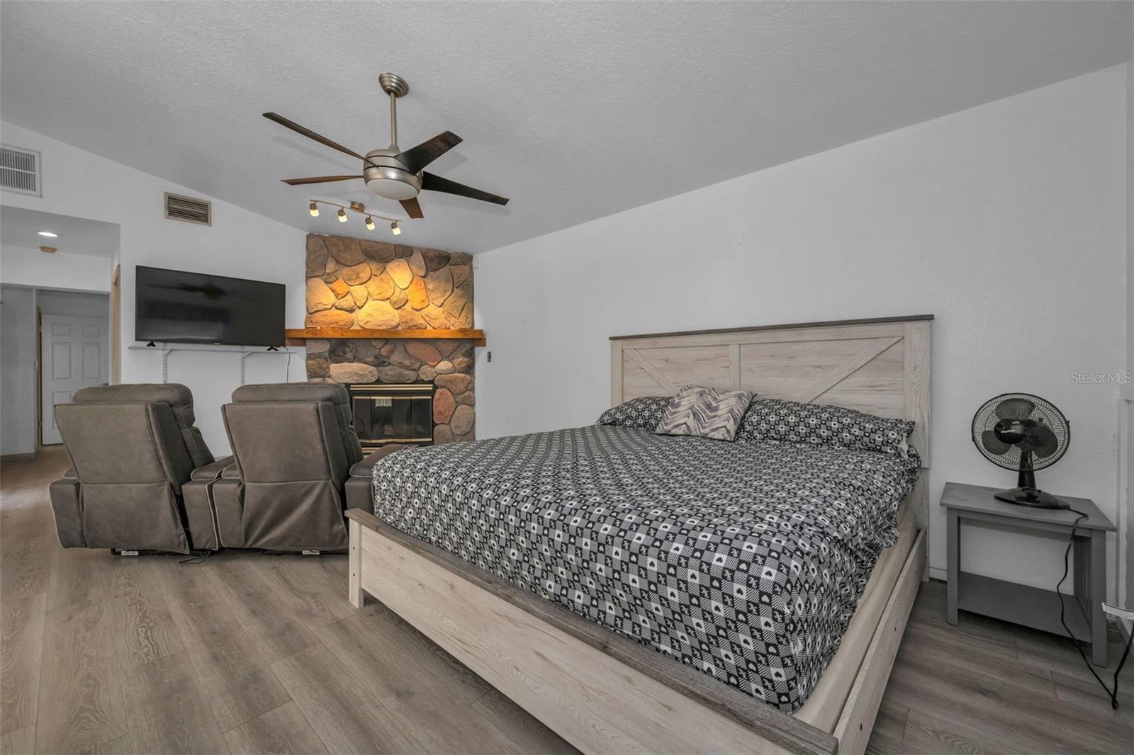 THE LAKES - Residential