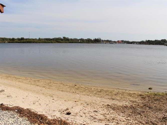 THE LAKES - Residential