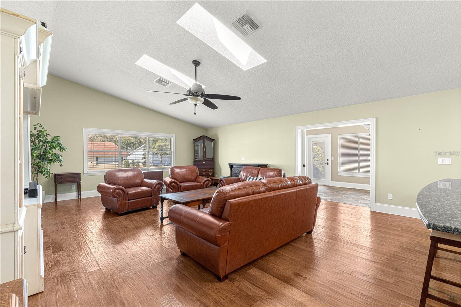 ON TOP OF THE WORLD - Residential