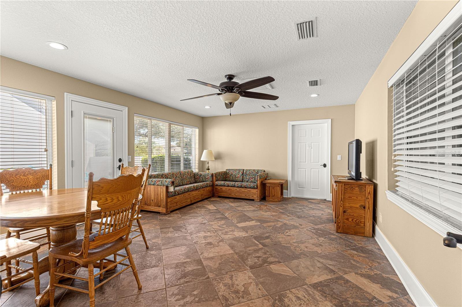 ON TOP OF THE WORLD - Residential