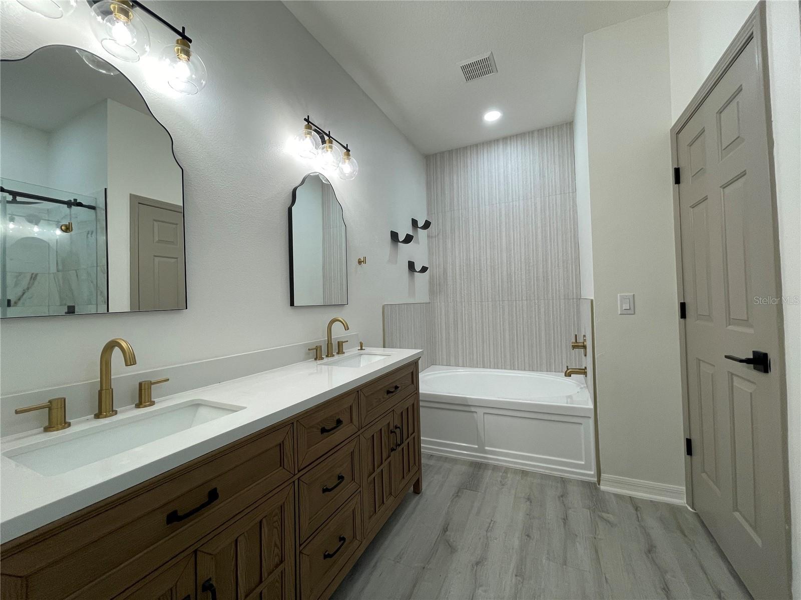 LAKESIDE PRESERVE - Residential