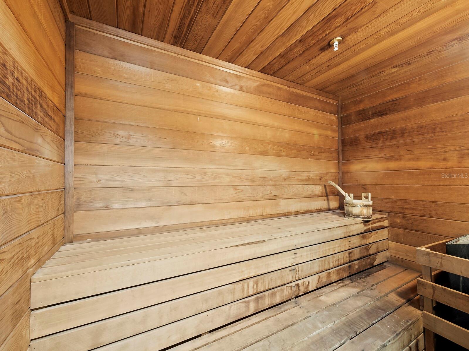 L ELEGANCE ON LIDO BEACH - Residential