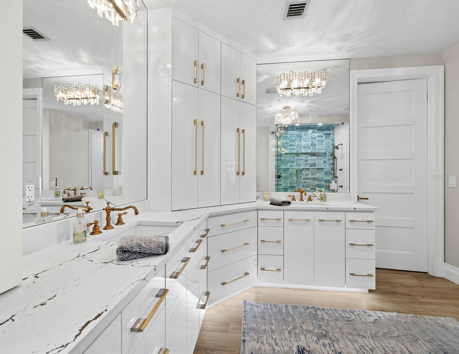 L ELEGANCE ON LIDO BEACH - Residential